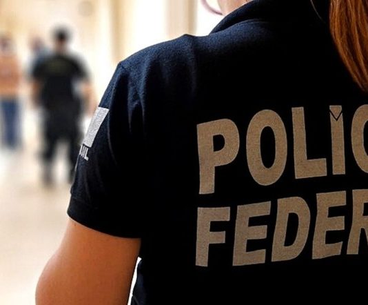 PF investiga uma mãe acusada de explorar sexualmente seu filho ao divulgar fotos na internet