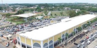 Vendedores do Shopping Popular estão lidando com uma diminuição nas vendas e desafios no novo espaço; os boxes estão vazios