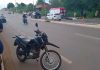 Jovem colide com um poste ao perder o controle da motocicleta e falece; assista ao vídeo