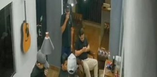 Duas pessoas invadiram uma barbearia e escaparam em um Corolla que pertencia a um cliente; assista ao vídeo