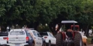 Em um episódio de surto, uma mulher rouba um trator e conduz de maneira arriscada pelas vias urbanas; confira o vídeo