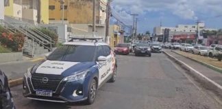 Criminoso atingido em confronto com a polícia durante roubo de telefones celulares falece no HMC