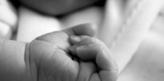 Bebê recém-nascido morre enquanto dormia com os pais em Paranatinga Um bebê recém-nascido, identificado como Antoni Gustavo Matos de Oliveira, morreu na madrugada desta quarta-feira (5) enquanto dormia ao lado dos pais, em Paranatinga (375 km de Cuiabá). De acordo com o boletim de ocorrência, a Polícia Militar foi acionada por volta das 4h45 pela equipe do Serviço de Atendimento Móvel de Urgência (Samu), que informava sobre uma criança de poucos dias de vida sem sinais vitais em uma residência no bairro Vila Nova. Ao chegar ao local, os agentes confirmaram o óbito. O pai do bebê relatou que havia colocado o filho para dormir entre ele e a mãe na noite anterior e, ao acordar, percebeu que a criança não respirava. O Samu constatou a morte no local. O corpo de Antoni foi recolhido e encaminhado para exame de necropsia, que deverá esclarecer a causa do óbito. A Polícia Civil investiga o caso