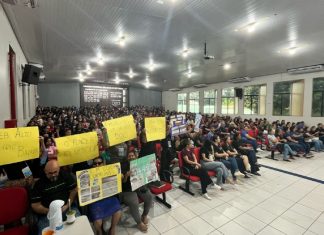 Educadores discutem a possível paralisação após a administração municipal não atender às demandas da categoria