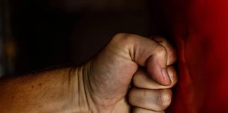 Homem é detido após agredir namorada durante churrasco em casa