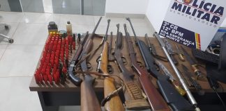 PM prende suspeito de ameaça e tentativa de homicídio e apreende sete armas de fogo em residência