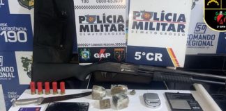 Grupo de indivíduos é detido com entorpecentes, armamento e balas em residência utilizada como ‘ponto de venda’.