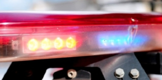 Homem de 33 anos é esfaqueado pela companheira durante discussão Um homem de 33 anos foi esfaqueado na manhã de segunda-feira (24) durante uma discussão com a companheira, nos fundos de um supermercado, em Sinop (478 km de Cuabá). A suspeita, da mesma idade, fugiu logo após o crime. Conforme o boletim de ocorrência, o casal começou a discutir quando a mulher, armada com uma faca, desferiu um golpe no tórax da vítima. Após o ataque, ela fugiu tomando rumo ignorado. O homem foi encontrado sentado na calçada, aguardando atendimento. O Corpo de Bombeiros prestou os primeiros socorros e o encaminhou ao Hospital Regional, onde permaneceu sob cuidados médicos. PM fez rondas, mas não encontrou a agressora. A faca utilizada no crime foi localizada e apreendida. A Polícia Militar registrou a ocorrência e encaminhou o caso para a Delegacia de Polícia Civil, que investiga o crime.