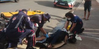 Venezuelano Sem CNH Sofre Fratura Exposta Após Colidir Motocicleta com Fiorino em Várzea Grande