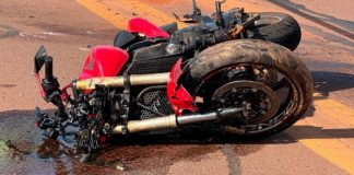 Motociclista morre e dois ficam feridos em colisão com cinco veículos na BR-163