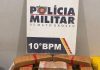 Polícia Militar prende caminhoneiro faccionado com 16 tabletes de maconha em Cuiabá Suspeito afirmou que levaria os entorpecentes para Minas Gerais Policiais militares do 10º Batalhão prenderam um homem, de 51 anos, por tráfico ilícito de drogas, na noite desta quinta-feira (03.4), em Cuiabá. Com o suspeito, identificado como membro de uma facção criminosa, a PM apreendeu 16 tabletes de substância análoga a maconha. Conforme o boletim de ocorrência, a equipe do 10º BPM recebeu denúncias de moradores do bairro Jardim Petrópolis sobre uma carreta estacionada que estava com forte odor de substância entorpecente. Os militares foram ao endereço informado e encontraram o veículo denunciado e o suspeito, que confirmou ser o dono da carreta. Questionado se havia entorpecentes dentro do veículo, o homem confirmou que sim. Nas buscas ao local, foram encontrados 16 tabletes de maconha. Para os policiais, o suspeito afirmou que levaria as drogas para o Estado de Minas Gerais e não deu mais detalhes sobre a procedência do material. Diante da situação, ele recebeu voz de prisão e foi conduzido para a Central de Flagrantes de Cuiabá para registro da ocorrência e demais providências que o caso requer. Disque-denúncia A sociedade pode contribuir com as ações da Polícia Militar de qualquer cidade do Estado, sem precisar se identificar, por meio do 190 ou 0800.065.3939.