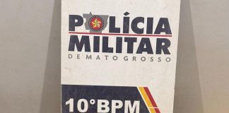 Polícia Militar prende caminhoneiro faccionado com 16 tabletes de maconha em Cuiabá Suspeito afirmou que levaria os entorpecentes para Minas Gerais Policiais militares do 10º Batalhão prenderam um homem, de 51 anos, por tráfico ilícito de drogas, na noite desta quinta-feira (03.4), em Cuiabá. Com o suspeito, identificado como membro de uma facção criminosa, a PM apreendeu 16 tabletes de substância análoga a maconha. Conforme o boletim de ocorrência, a equipe do 10º BPM recebeu denúncias de moradores do bairro Jardim Petrópolis sobre uma carreta estacionada que estava com forte odor de substância entorpecente. Os militares foram ao endereço informado e encontraram o veículo denunciado e o suspeito, que confirmou ser o dono da carreta. Questionado se havia entorpecentes dentro do veículo, o homem confirmou que sim. Nas buscas ao local, foram encontrados 16 tabletes de maconha. Para os policiais, o suspeito afirmou que levaria as drogas para o Estado de Minas Gerais e não deu mais detalhes sobre a procedência do material. Diante da situação, ele recebeu voz de prisão e foi conduzido para a Central de Flagrantes de Cuiabá para registro da ocorrência e demais providências que o caso requer. Disque-denúncia A sociedade pode contribuir com as ações da Polícia Militar de qualquer cidade do Estado, sem precisar se identificar, por meio do 190 ou 0800.065.3939.