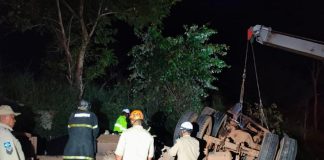 Caminhoneiro fica ferido após colisão com ônibus e tombamento de carreta na Serra de São Vicente