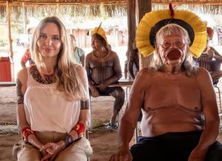 A deputada menciona a ausência de informações e solicita esclarecimentos à ministra a respeito da visita de Angelina Jolie a uma comunidade em Mato Grosso