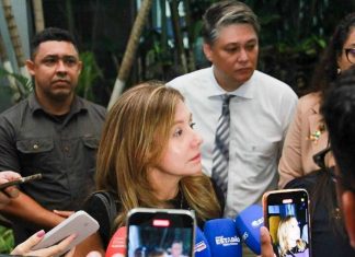Flávia diz que já tem votos na Câmara para privatizar o DAE: ‘está tudo alinhado’ A prefeita de Várzea Grande, Flávia Moretti (PL), afirmou que acredita ter o apoio necessário da Câmara de Vereadores para aprovar a proposta de privatização do Departamento de Água e Esgoto (DAE). Segundo ela, o alinhamento com os parlamentares já foi construído e o processo agora depende do avanço dos trâmites técnicos. “Eu acredito que sim, está tudo alinhado com os vereadores. Eles sabem da nossa necessidade, da necessidade de Várzea Grande para a concessão privada”, ressaltou. Flávia revelou que a assinatura do contrato com a Fundação Instituto de Pesquisas Econômicas (Fipe) está prevista para os próximos dias, etapa que dará início ao diagnóstico completo da autarquia. A Fipe será responsável por avaliar financeiramente, estruturalmente e patrimonialmente o DAE, além de revisar o plano de saneamento básico e auxiliar na elaboração das legislações necessárias para o processo de concessão. “Eu vou assinar o contrato da Fipe, acho que semana que vem eu vou estar indo para São Paulo para assinar e concretizar o contrato, que é com a empresa que vai fazer todo o diagnóstico e modelagem da concessão privada”, disse. A prefeita destacou que a proposta será construída com ampla participação popular e institucional. “Após a entrega da assinatura do contrato, em torno de dois meses eu já estou fazendo várias audiências públicas, na Câmara, tudo, para passar as legislações pertinentes à concessão”, explicou. Sobre o clima político no Legislativo, a gestora garantiu que o diálogo com as lideranças tem sido positivo, mesmo diante de episódios recentes de atrito com a presidência da Casa. “Positiva, 100% positiva. Tem alguns problemas quanto à questão do DAE, que eu também reclamo, a gente também reclama de falta de água, mas do contrário está positiva”, falou. A prefeita reforçou que, até a efetivação da concessão, o município seguirá atuando diretamente na operação do DAE para que não haja interrupção nos serviços de abastecimento de água.