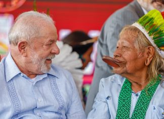 Lula Visitando Cacique Raoni e Outras Lideranças Indígenas em Mato Grosso