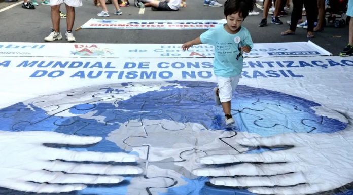 Um psicólogo defende a integração escolar de crianças autistas, promovendo discussões que envolvem tanto pais quanto alunos.