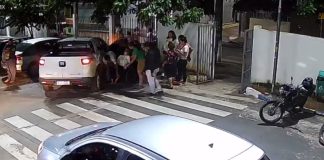 Imagens mostram a mãe de Heloysa chegando à UPA, acompanhada pelo suspeito e por Abilio; assista ao vídeo
