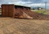 Carreta carregada com cavaco tomba em rotatória da BR-163 e espalha carga na pista