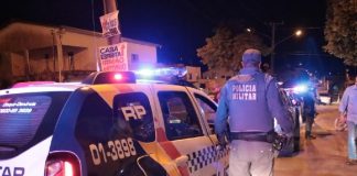 Homem é preso após desacatar policiais e resistir à abordagem em Cuiabá