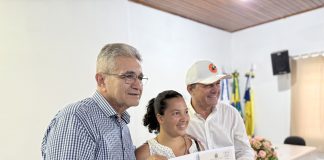 Moradora de Guiratinga Recebe Título de Propriedade Após Mais de 40 Anos de Espera