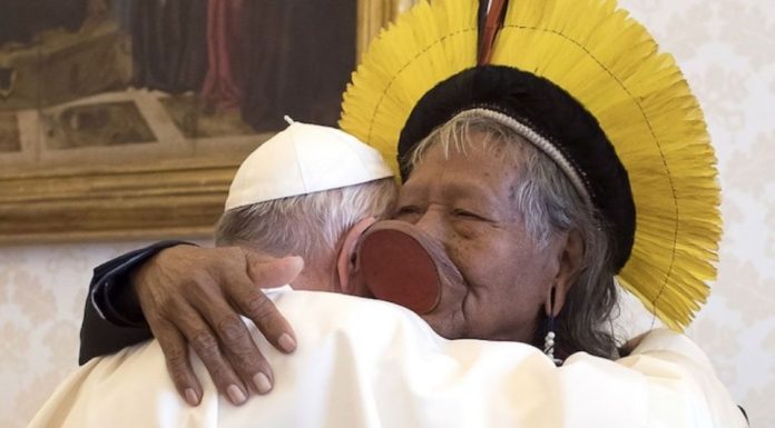 Cacique Raoni lamenta morte do Papa Francisco e reforça mensagem de paz e união