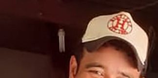 Corpo encontrado sem cabeça em região de mata é de homem desaparecido Foi identificado como sendo Generson Santos da Silva, de 32 anos, o corpo encontrado no sábado (5) em estado avançado de decomposição, numa área de mata fechada nas proximidades do Rio Sabino, zona rural de Confresa (1.048 km de Cuiabá). Generson estava desaparecido desde o dia 28 de março. O corpo foi localizado por um popular por volta das 16h32, em uma área de mata fechada nas proximidades do Rio Sabino, em uma estrada adjacente à via principal da PA Xavante. Equipes da Polícia Civil e da Perícia Oficial e Identificação Técnica (Politec) estiveram no local para realizar os procedimentos necessários. Segundo informações preliminares, os restos mortais estavam sem a cabeça e sem os braços.