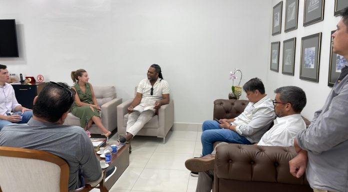 Flávia Moretti Recebe Ex-Apresentador Global Manoel Soares para Discutir Projetos de Inclusão em Várzea Grande