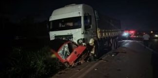 Cinco pessoas morrem em colisão entre carro e carretas na BR-163, em Matupá