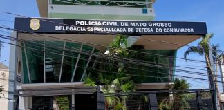 Gerente de laboratório é preso por apresentar alvará falso e local é interditado Policiais civis da Delegacia Especializada de Defesa do Consumidor prenderam, nesta segunda-feira (05), um homem suspeito de usar documento falso durante fiscalização da Vigilância Sanitária municipal, em Cuiabá. O suspeito é gerente de um laboratório de biomedicina. A equipe de investigação foi acionada pela equipe de Vigilância Sanitária por conta de indícios de falsificação no alvará de funcionamento de um laboratório, localizado no bairro da Morada da Serra, na capital. Diante dos fatos, foi feita a checagem dos dados da empresa, junto ao banco de dados da Vigilância Sanitária nacional, em que foi possível confirmar a procedência ilícita do documento. Em razão disso e de outras infrações administrativas, o estabelecimento foi interditado. O suspeito foi autuado em flagrante pelo crime de uso de documento falso e foi encaminhado para audiência de custódia junto ao Poder Judiciário.