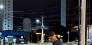Um jovem motociclista de 20 anos faleceu após colidir sua moto esportiva contra um poste na Avenida Miguel Sutil