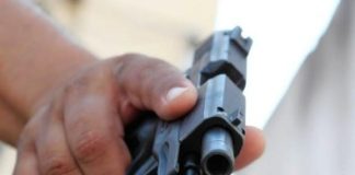 Mulher relata que ex-companheiro a agrediu e a ameaçou com uma arma de fogo em bar