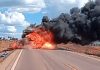 Carreta se incendeia e explode na BR-163; assista ao vídeo
