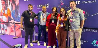Várzea Grande participa do maior encontro de educação e tecnologia da América latina O secretário de Educação, Cultura, Esporte e Lazer de Várzea Grande, Cleiton Marino Santana, juntamente com a superintendente Pedagógica, Majô Cristine Lopes Dias, participaram, nesta semana, da 25ª edição da Bett Brasil, ação que faz parte de um conjunto global de eventos relacionados à educação e à inovação ao redor do mundo. Realizado de 28 de abril a 1 de maio em São Paulo, o evento reuniu mais de 3 mil expositores da educação, do infantil ao ensino superior.De acordo com o secretário, Cleiton, a participação no evento foi importante para conhecer futuros parceiros, objetivando estabelecer possíveis parcerias para agregar expertise, tendo a elevação do IDEB do Município como meta principal. “Em um cenário educacional cada vez mais dinâmico, uma gestão escolar estratégica é essencial para adaptar-se às mudanças e garantir o desenvolvimento acadêmico e socioemocional dos estudantes, além de manter um ambiente positivo para os educadores” afirmou. A superintendente Pedagógica, Majô Dias, disse que, além dos expositores de materiais didáticos, sistemas, materiais escolares, kits para sala de aula, mobiliário, soluções de gestão, laboratório de robótica, maker, programas bilíngues, o evento, voltado para líderes e gestores de instituições de ensino públicas e privadas, o Fórum de Gestores do Bett Brasil contou com várias palestras de diversas áreas da educação, com profissionais renomados de diversas partes do Brasil e do mundo. “Esta foi sem dúvida, uma oportunidade para compartilhar experiências, soluções e projetos que impactam a gestão educacional. Uma experiência relevante para que possamos trabalhar e obter resultados cada vez mais positivos no avanço do ensino e aprendizagem na rede municipal de Várzea Grande” declarou. A equipe da Secretaria de Educação, Cultura, Esporte e Lazer que participou do evento na capital paulista contou com a presença também do professor Cícero Pimenta.