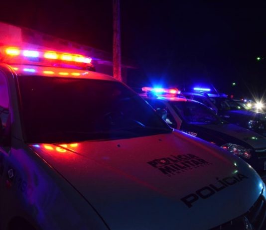Um homem com mais de vinte registros criminais foi detido após arrombar um abrigo e ameaçar os funcionários, exigindo a libertação de sua ex-esposa