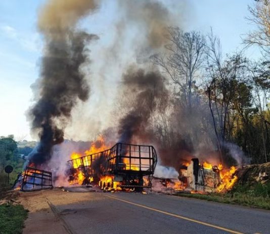 Carretas incendiadas após acidente na BR-174, resultando em uma fatalidade; assista aos vídeos