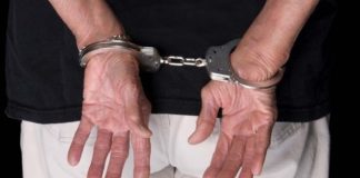 Um idoso foi detido por ter estuprado uma menina de nove anos assedia uma policial durante a audiência de custódia