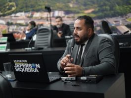 Após prestar homenagem a um criminoso, o vereador sugere a implementação de normas mais severas para a concessão de moções