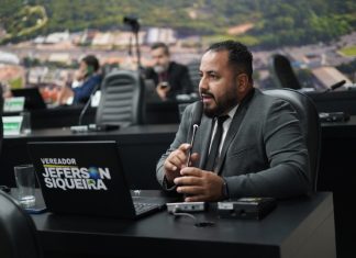 Após prestar homenagem a um criminoso, o vereador sugere a implementação de normas mais severas para a concessão de moções