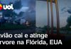 Avião despenca e colide com uma árvore em uma região habitada nos Estados Unidos; residentes auxiliam nas operações de salvamento