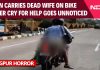 Homem prende o corpo de sua esposa em uma motocicleta e a leva por uma estrada depois de um acidente; confira