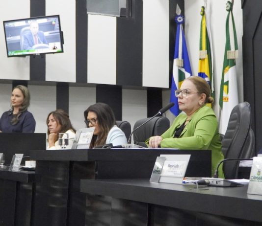 Paula Calil evita confirmar candidatura à reeleição e aguarda mudança no regimento da Câmara