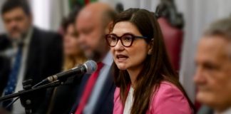 Filha de ministro do STF sofre cusparada e é chamada de “lixo comunista” dentro de universidade