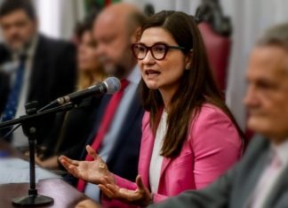 Filha de ministro do STF sofre cusparada e é chamada de “lixo comunista” dentro de universidade