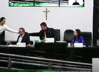 CPI do Estacionamento: vereadores apreendem celulares de funcionário da CS Mobi durante sessão; aparelhos foram devolvidos após impasse