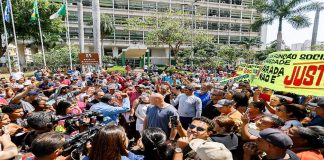 Prefeito se reúne com manifestantes do Contorno Leste e detalha assistência às famílias