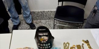 Força Tática prende três homens com 10 semijoias, mais de R$ 50 mil em espécie e 57 porções de maconha
