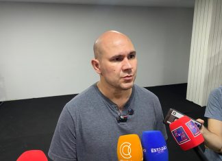 Abilio ameaça terceirizar serviços da saúde caso servidores entrem em greve por corte na insalubridade