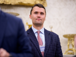 Mais de 100 mil pessoas participam do funeral do ativista Charlie Kirk