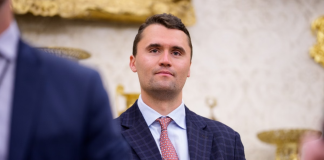Mais de 100 mil pessoas participam do funeral do ativista Charlie Kirk